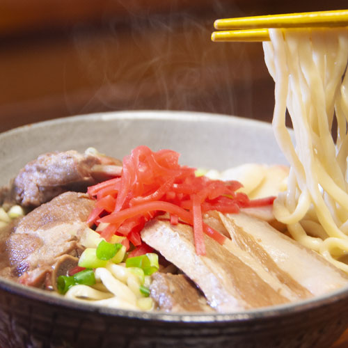 本格沖縄そば。だし、麺、本ソーキ、三枚肉、老舗かまぼこ、チラガー付き